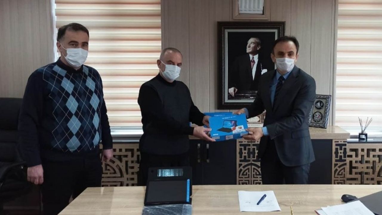 İnebolu TSO’dan 60 öğrenciye tablet desteği