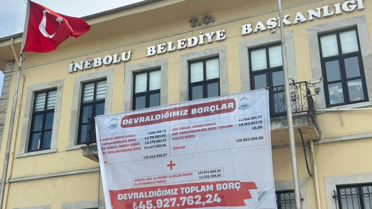 Uzuner, devraldığı borçları Belediye Binasına astı