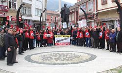 İnebolu’da emeklilerden maaş zamlarına tepki: TÜİK pankartını sabunla yıkadılar...