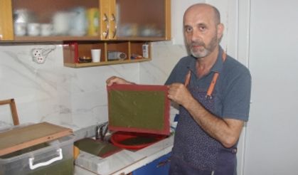 Su kamışları ve geri dönüşümden kendi kağıdını üretiyor