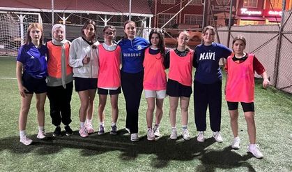 İnebolu’da genç kızlar halı saha futboluna ilgi göstermeye başladı