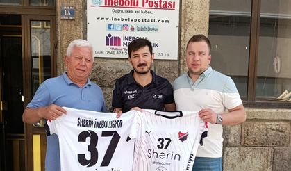 Sherin İneboluspor’dan gazetemize forma hediyesi