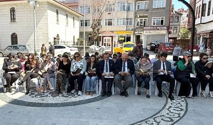 İnebolu'da öğrenciler meydanda kitap okudu