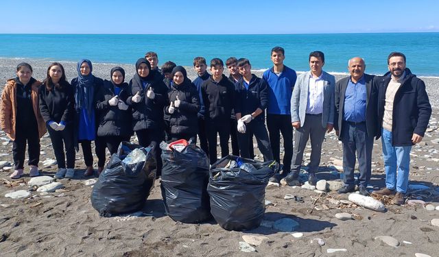Öğrenciler sahildeki çöpleri topladı