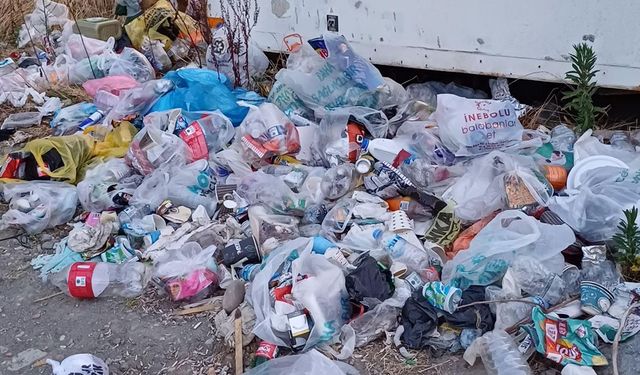 Özlüce Köyü sahili çöplüğe döndü! Vatandaşlar tatilcilere tepkili...
