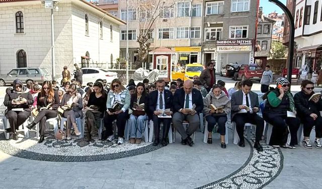 İnebolu'da öğrenciler meydanda kitap okudu