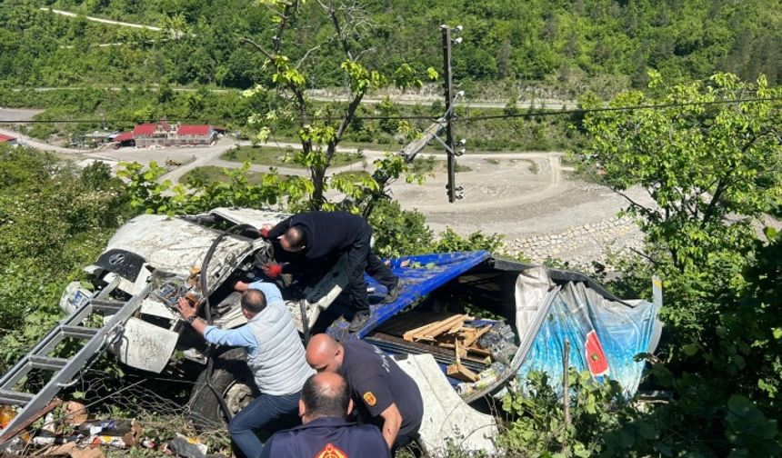 İnebolu'da feci kamyon kazası: 2 yaralı