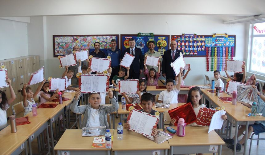Öğrencilerin karne heyecanı... İyi tatiller çocuklar!