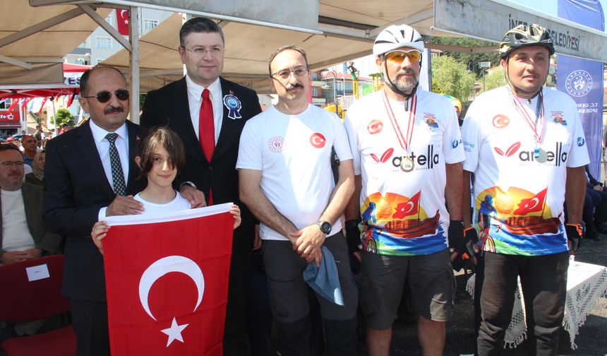Bisikletçilerimiz bayrağımızı İnebolu'ya ulaştırdı