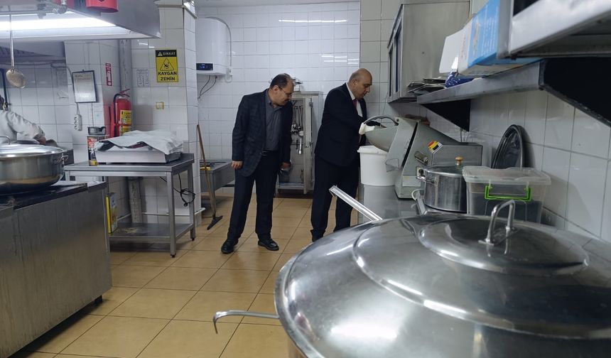 İlçe Milli Eğitim Müdüründen okul yemekhanesinde teftiş