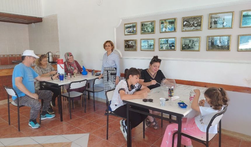 Evrenye cam boyama sergisine hazırlanıyor