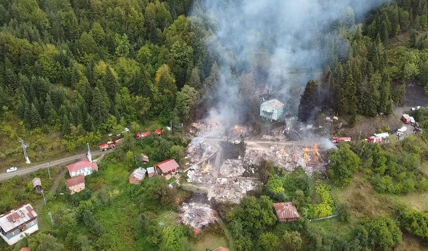 İnebolu Deresökü Köyü'nde felaket! 11 ev yandı