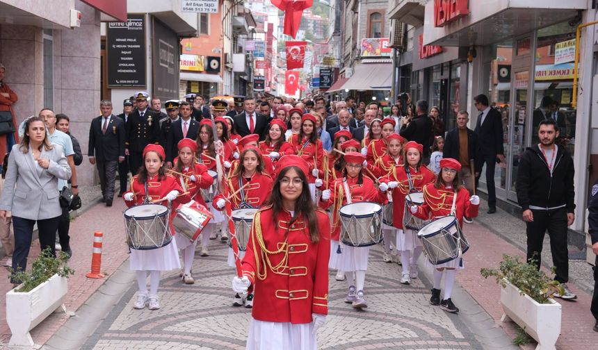İnebolu’da Cumhuriyet Bayramı Kutlamaları Çelenk Töreniyle Başladı