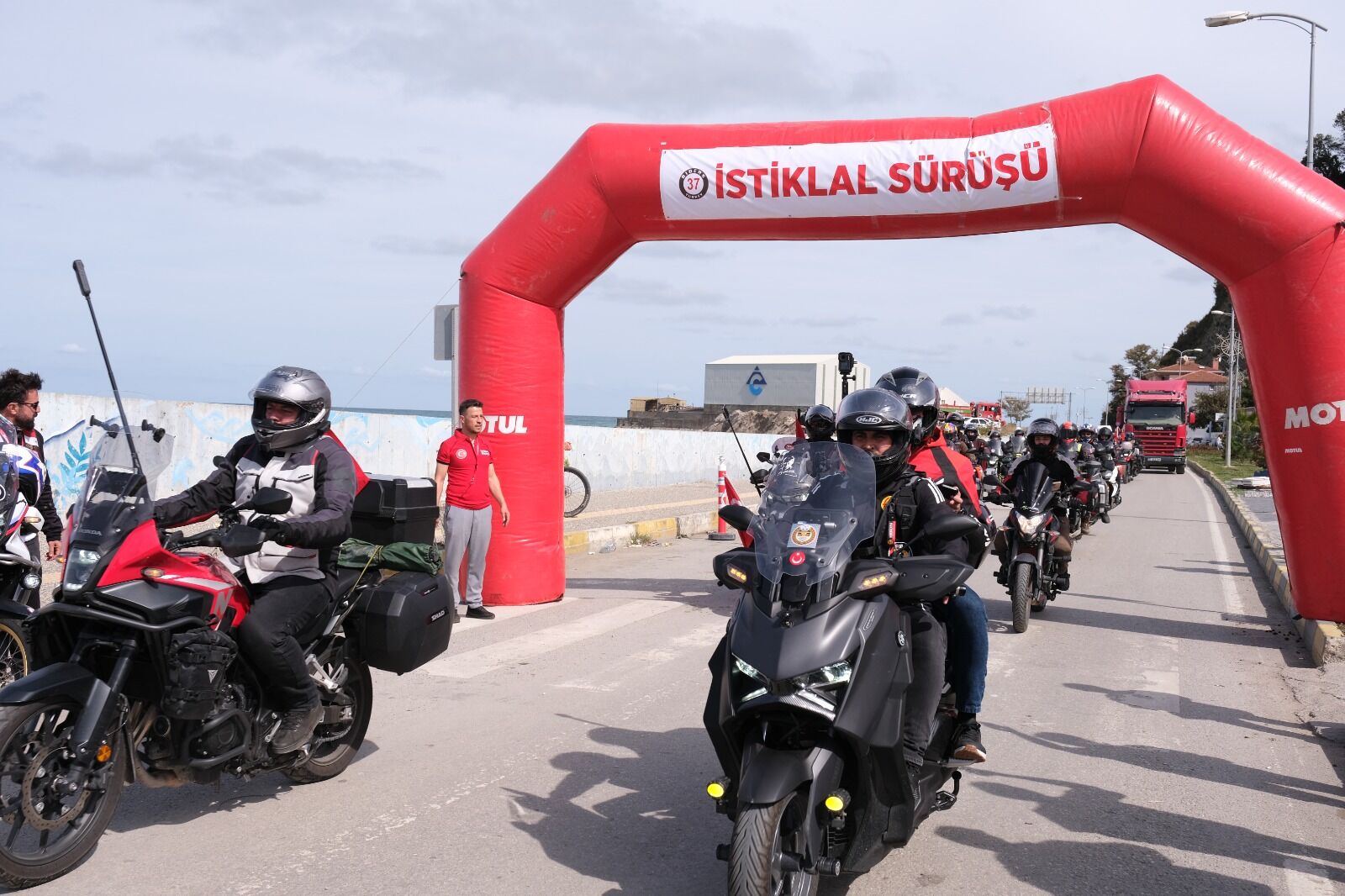 İstiklal Yolu’nda 300 motosikletli tarihi yolculuğa çıktı